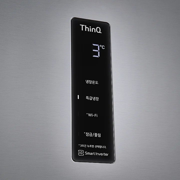 ThinQ라는 글자가 있는 디지털 디스플레이가 있으며, 온도는 3&deg;C로 표시되어 있습니다. 냉장온도, 특급냉장, * Wi-Fi, * 잠금/풀림이라는 텍스트가 나열되어 있고, * 3초간 누르면 선택됩니다.라는 안내 문구가 있습니다. 하단에는 Smart Inverter라는 로고가 보입니다. 