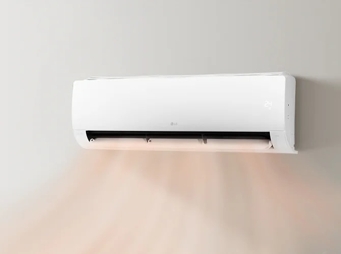 벽에 설치된 LG 휘센 사계절에어컨이 보입니다. 오른쪽 상단에는 온도를 나타내는 숫자 24가 표시되어 있으며, 에어컨 아래쪽에서 따뜻한 바람이 부드럽게 나오는 모습입니다. 벽은 연한 회색으로, 에어컨의 흰색과 조화를 이루고 있습니다.
