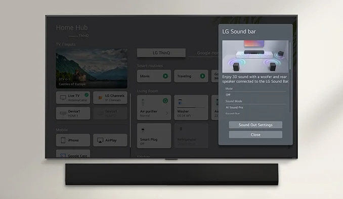 화면 하단에 사운드바가 배치되어 있으며, TV 화면에는 사운드바와 TV의 볼륨을 통합하여 제어할 수 있는 사용자 인터페이스(UI)가 표시되는 이미지입니다.