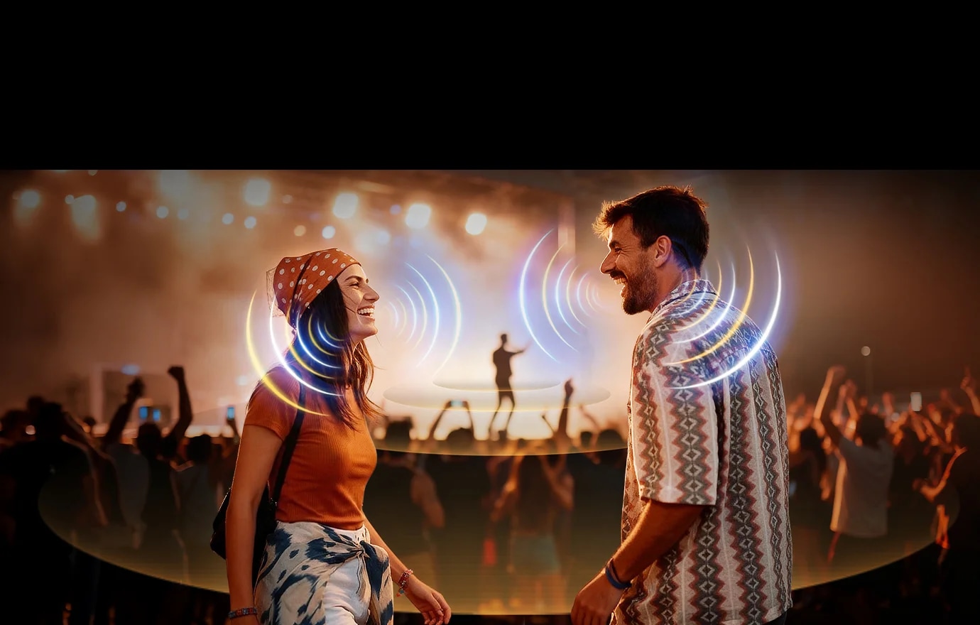AI 보이스 리마스터링 프로가 적용된 화면에서 관객으로 붐비는 콘서트장에 마주 보고 있는 두 사람을 보여주며, 주변의 소음 속에서도 목소리를 선명하게 구분해 몰입감 넘치는 깨끗한 오디오를 구현하는 이미지입니다.