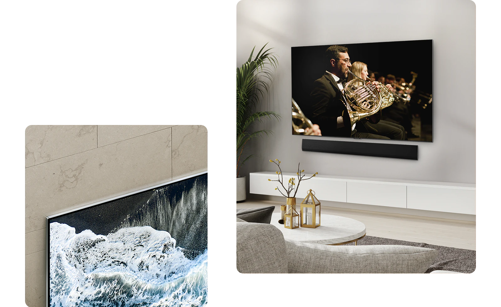 벽에 설치된 TV가 보이며, 화면에는 오케스트라에서 금관악기를 연주하는 연주자의 모습이 담겨 있습니다. TV 아래에는 사운드바가 설치되어 있고, 주변에는 식물이 놓여 있습니다. 거실에는 둥근 테이블과 회색 소파가 배치되어 있으며, 테이블 위에는 장식용 촛대와 꽃병이 놓여 있습니다. 다른 이미지에서는 물결이 치는 바다의 모습이 TV 화면에 나타나 있습니다. TV는 벽에 밀착되어 설치되어 있습니다.