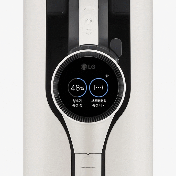 이미지는 LG 로고가 있는 원형 디스플레이를 보여줍니다. 디스플레이에는 48%라는 숫자와 함께 청소기 충전 중, 보조배터리 충전 대기라는 텍스트가 표시되어 있습니다. 배경은 금속성 재질로 보이며, 상단에 전원 버튼과 조작 버튼이 있습니다.