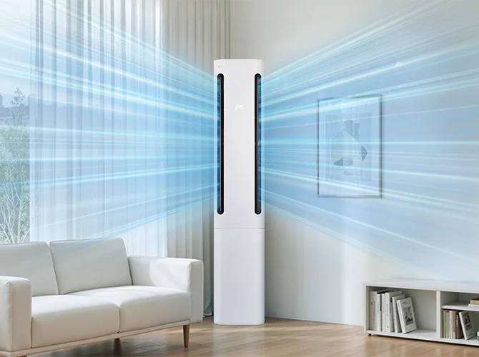 LG 휘센 AI 오브제컬렉션 쿨 에어컨이 거실 벽면 앞에 설치되어 있으며, 상단의 디지털 디스플레이에 온도 정보가 표시되어 있습니다. 에어컨 양쪽 토출구에서 연한 파란색 선 형태의 그래픽이 사방으로 퍼져 나가며 실내 전체로 기류가 확산되는 모습을 나타내고 있습니다. 거실에는 큰 창문을 통해 자연광이 들어오고, 양쪽에는 커튼이 있으며, 왼쪽에는 2인용 소파와 협탁, 화병 등이 배치되어 있으며, 오른쪽 벽에는 액자가 걸려 있고 1단 수납장과 탁상용 조명이 놓여 있습니다. 이 이미지는 에어컨 양쪽 토출구를 통해 강력한 바람이 나오는 실내 공간을 시각적으로 표현하고 있습니다.
