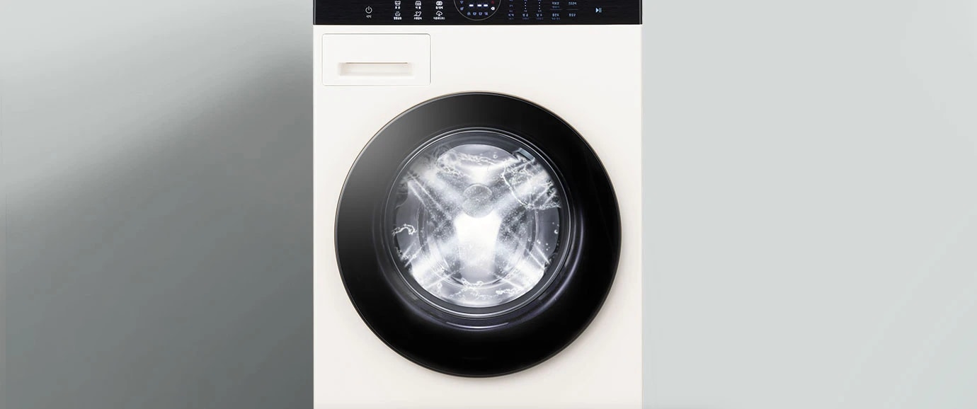 세탁기의 전면 모습이 보이며, 투명한 문을 통해 내부에서 물이 회전하는 모습이 보입니다. 세탁기 상단에는 다양한 기능을 나타내는 아이콘과 텍스트가 배치되어 있습니다.
